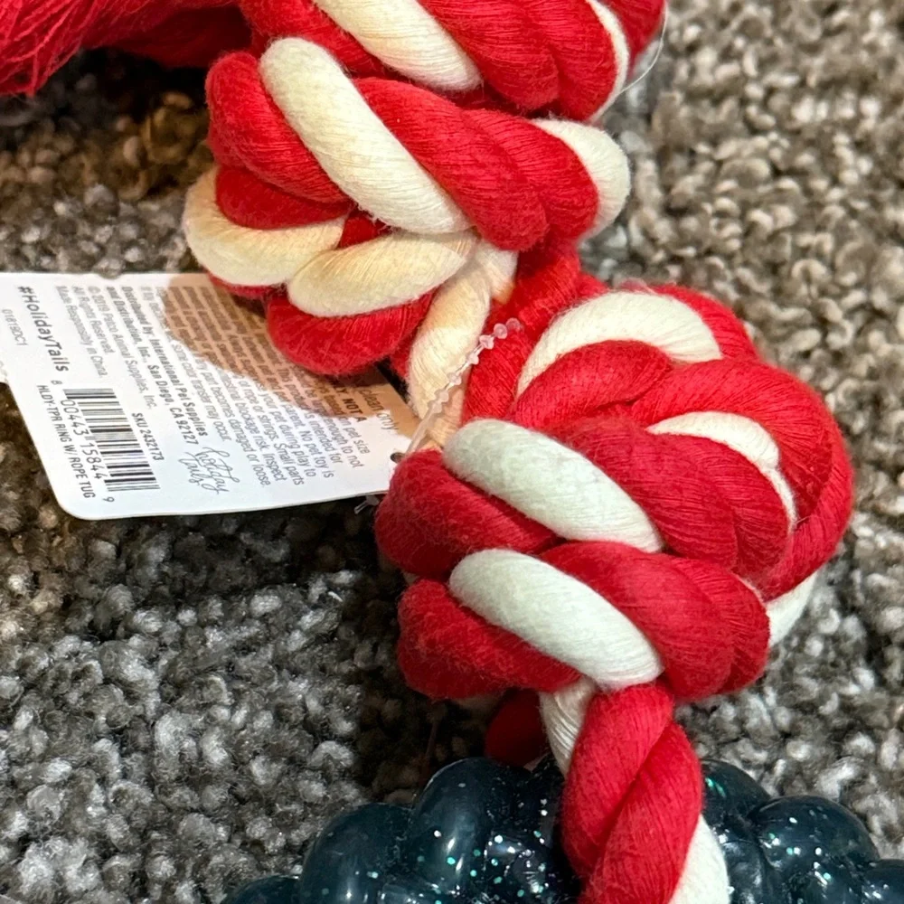 NEW. Holiday Tails Christmas Red and White Rope Dog Toy, with green Ring. 🐕 🎄